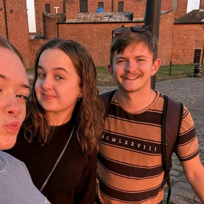 Looking for buddy ups for a flat share  Main Photo