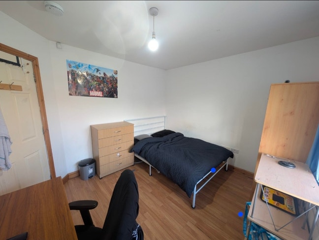 1 room available in 5 bed house Main Photo