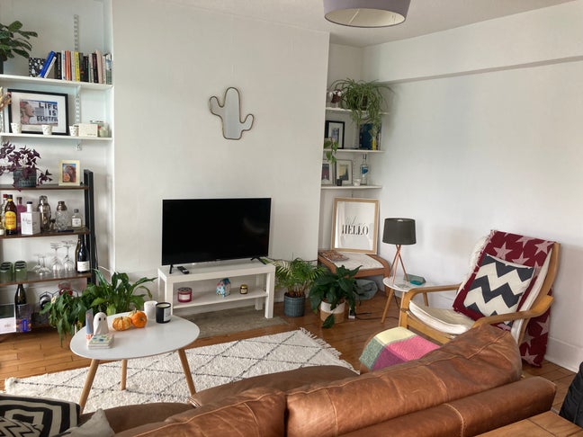 Double room available for female flats mate Main Photo