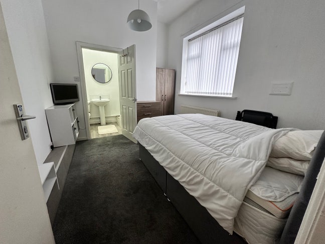 Lovely ensuite double room £130 pw. Low deposit  Main Photo