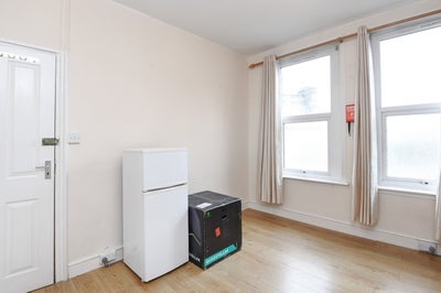 Studio Flat to Let Main Photo