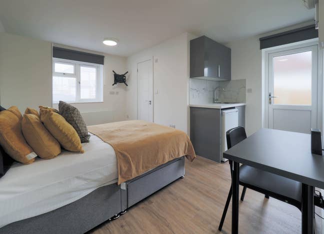 Brand New Double En Suite Bedroom - Harrow Weald Main Photo