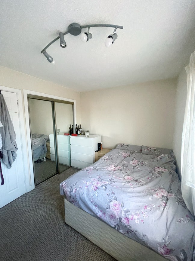 Double bedroom in a cozy house Main Photo