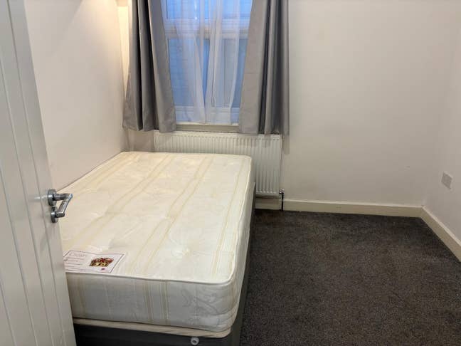 Ensuite room available now, Garden House Uxbri R Main Photo