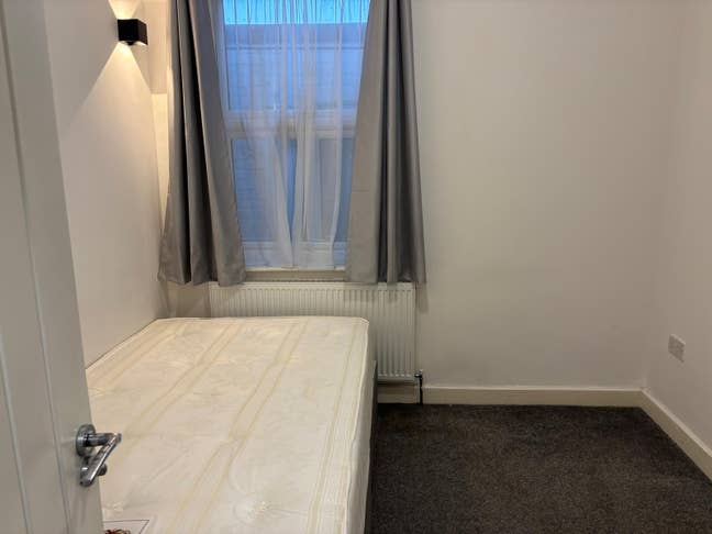 Ensuite room available now, Garden House Uxbri R Main Photo