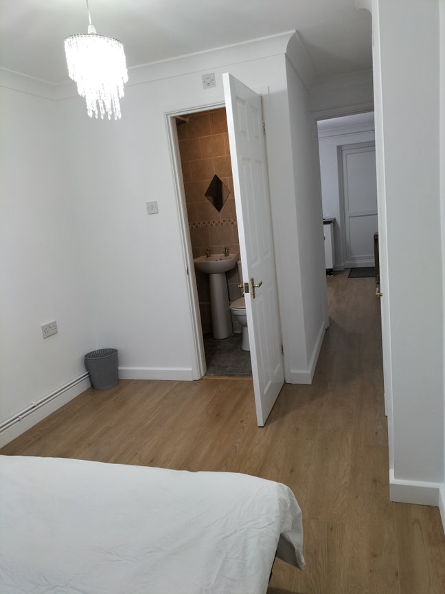 Bright, self-contained double room with walk in sh Main Photo
