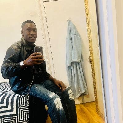 Professional Male seeks a single or double room Main Photo