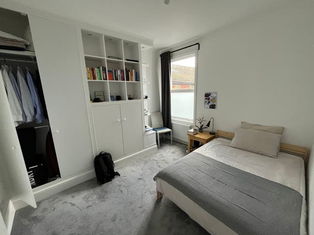 Spacious room available in Fulham flat share! Main Photo