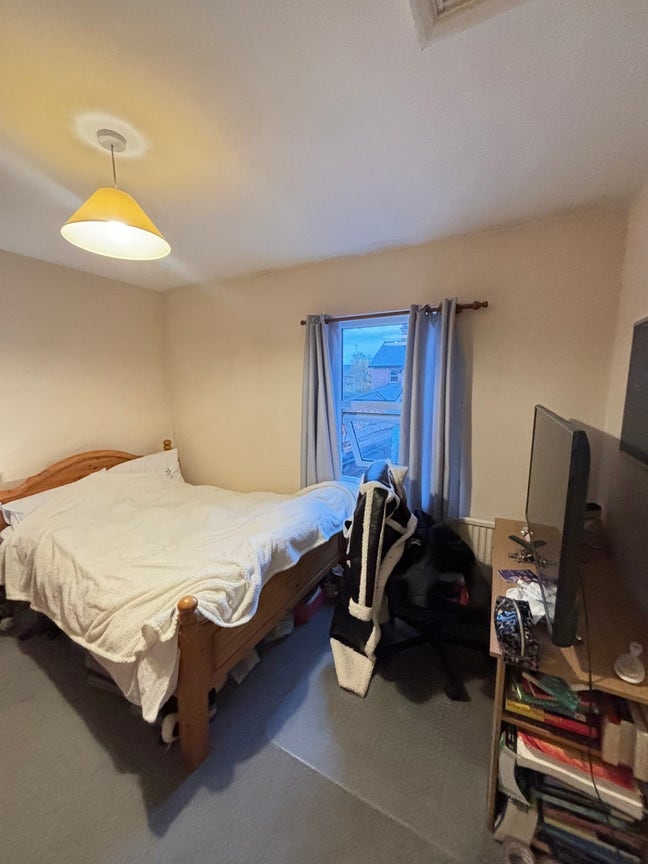 Spacious private Double room in STUDENT girl house Main Photo