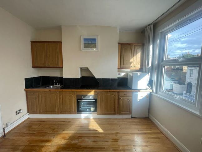 2 bed flat, 5 mins to Clapham Junction Main Photo
