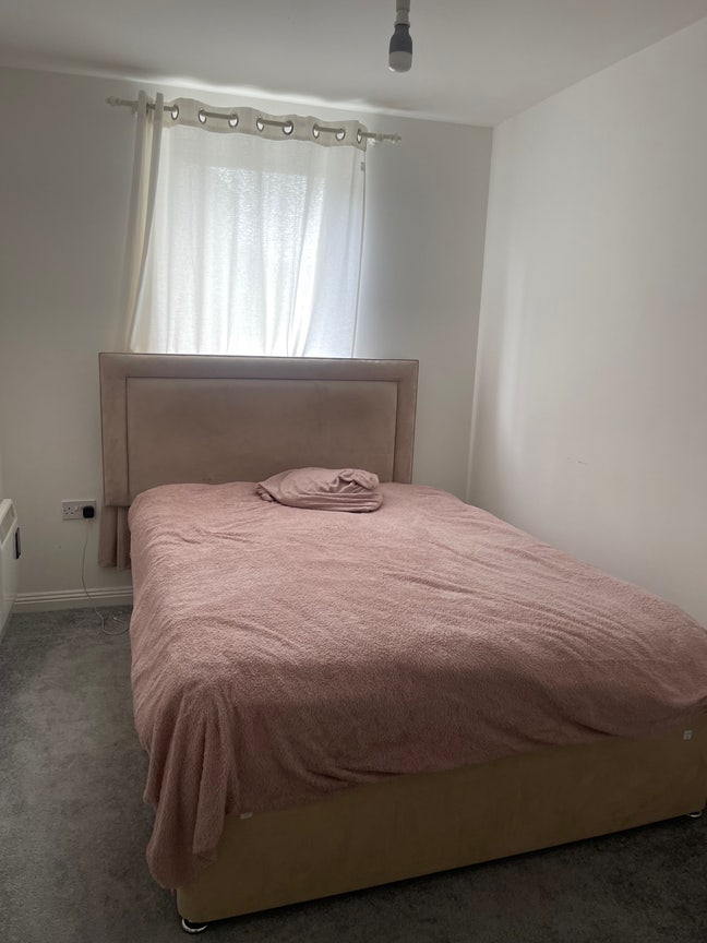 A room in a 2bed room apartment for immediate move Main Photo