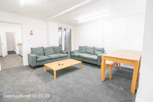 A lovely, fully renovated 9 bedroom townhouse! Main Photo
