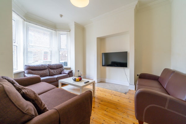 Lovely 9 Bedroom Townhouse 5 minutes from YSJ! Main Photo