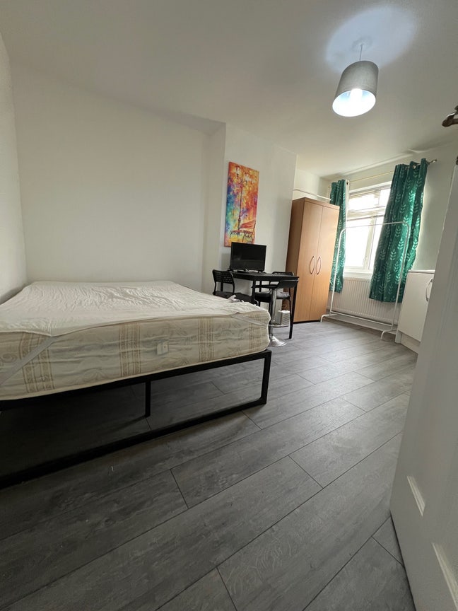 Spacious Double Room – NW4 3PS Main Photo