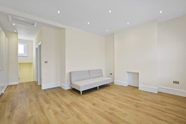 Lovely 1 bed modern refurbished flat! Main Photo
