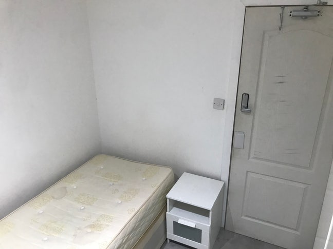 Single room with 2 windows Main Photo