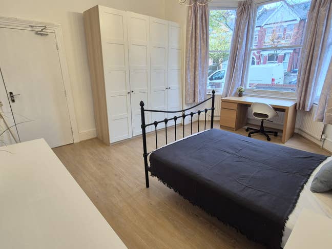 Frshly refurbished rooms 2 mins from the station Main Photo