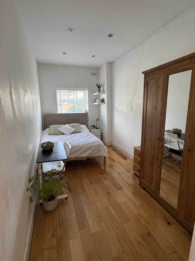 Furnished: Spacious Double Bedroom available Main Photo