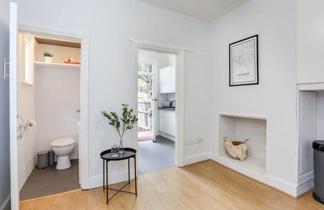 Huge Room in Brentford Friendly Home Main Photo