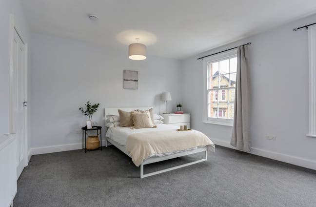 Huge Room in Brentford Friendly Home Main Photo