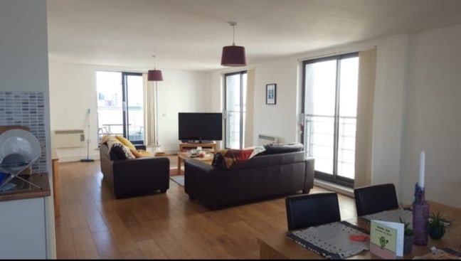 Room available in spacious city centre flat  Main Photo