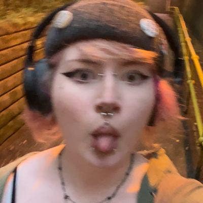 20 year old Female seeks a single or double room Main Photo