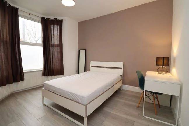 Spacious Double Next to Greenwich Shopping Park  Main Photo