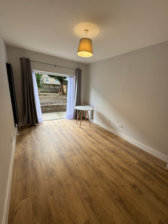 Beautiful 1 bedroom garden flat  Main Photo