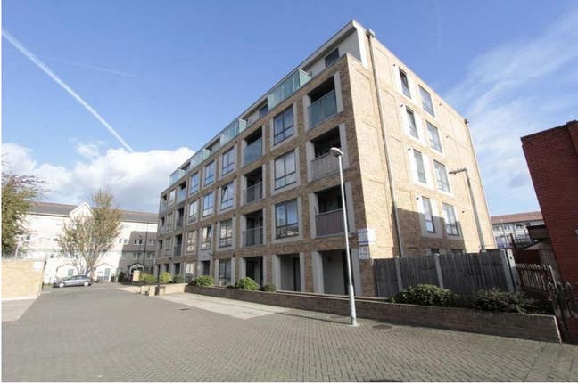 Dual Occupancy Room in Canning Town by Elizabeth🏡 Main Photo