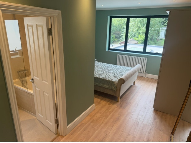 Large double room with en-suite bathrooom Main Photo