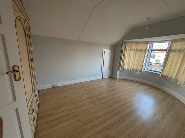 Spacious Double Room Available from 1st November  Main Photo
