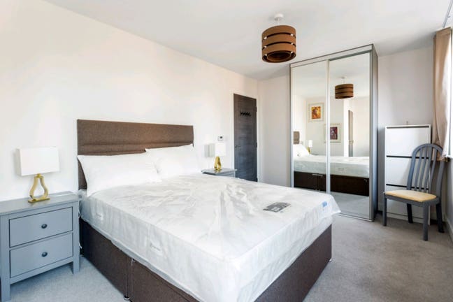 Ensuite bedroom in top floor flat Main Photo