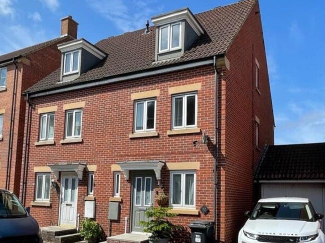 30 seconds from train station, 2 rooms available  Main Photo