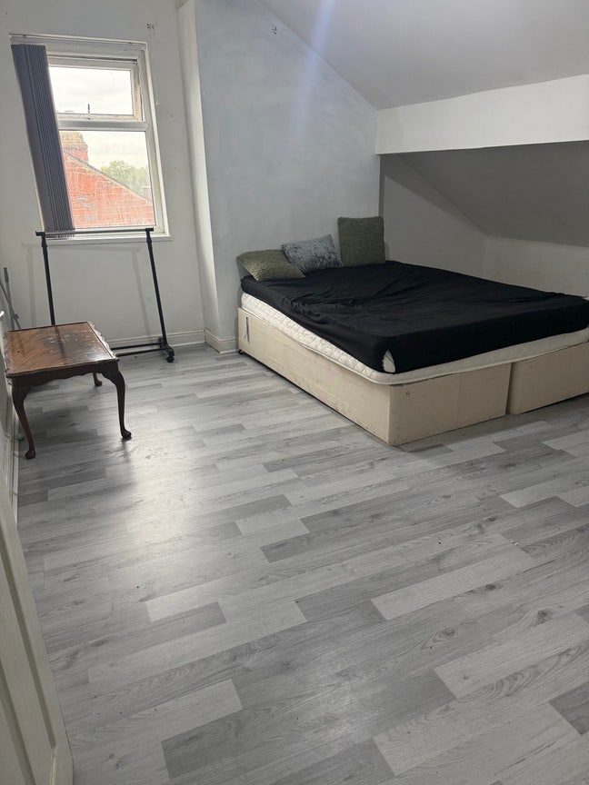 Attention All- Double Bedroom In LS6  Main Photo
