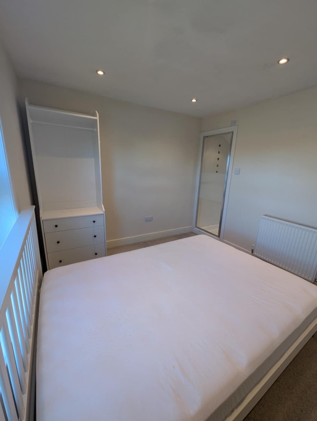 Double room with own shower in friendly household  Main Photo