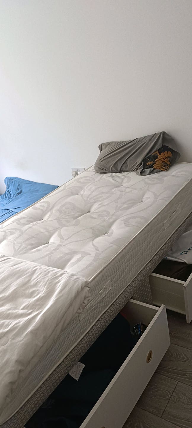 I have double bed Room available for rent Main Photo