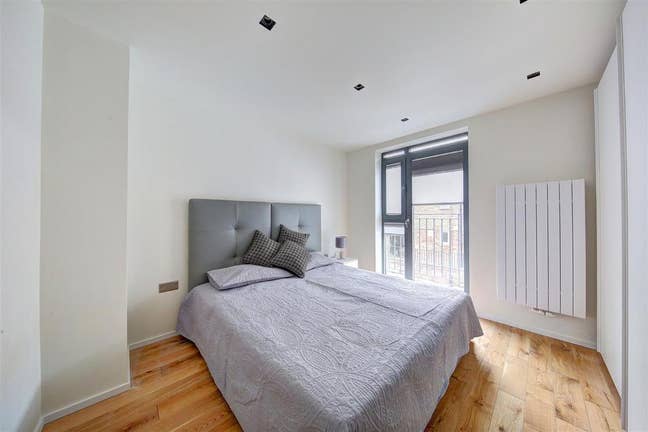 Bright and Large Room Close to Central London Main Photo