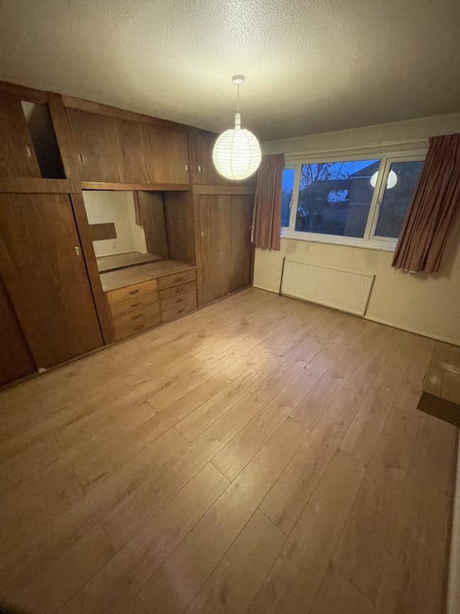 Spacious 4 bed house, large garden and garage Main Photo