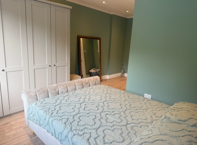 Large double room with en-suite bathrooom Main Photo