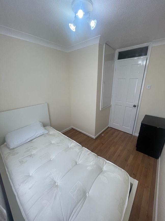 1 Single  Room in Newly Refurbished Property   Main Photo