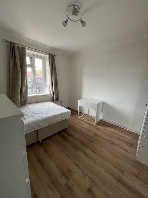 Large Furn Room. 14Min Walk to Oval Stn. £740 Main Photo