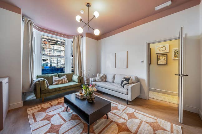 En-Suite in a Luxe 6-Bed House - Clapham North Main Photo