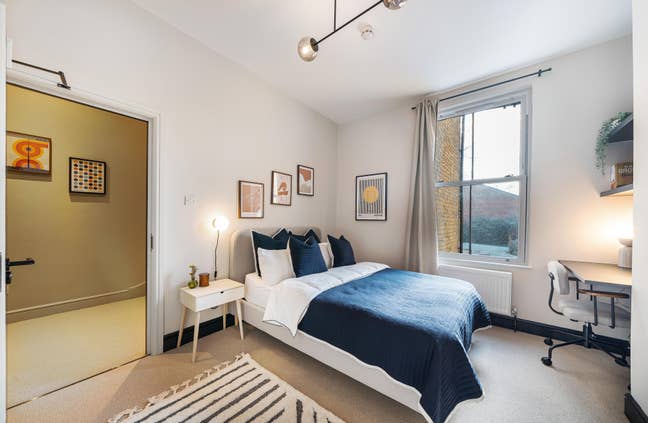 En-Suite in a Luxe 6-Bed House - Clapham North Main Photo