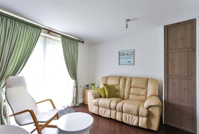 2 BDR Apartment Wallington SM6 9BY Main Photo