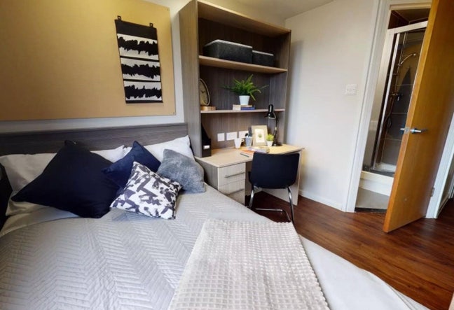 Tenancy takes over from £233 to £182 discount  Main Photo
