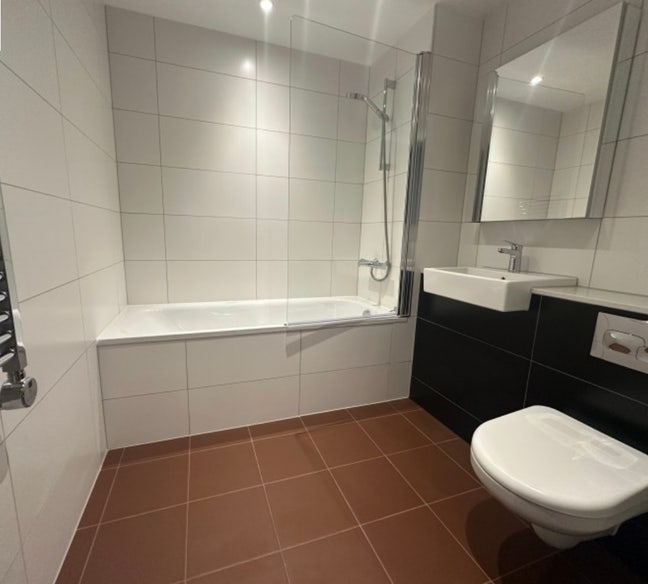 Spacious Room with Private Bath in Wembley Park Main Photo