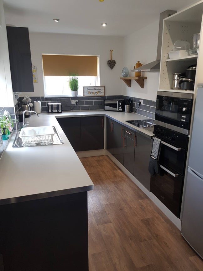Ensuite room available. 4 mins walk DM Hospital. Main Photo