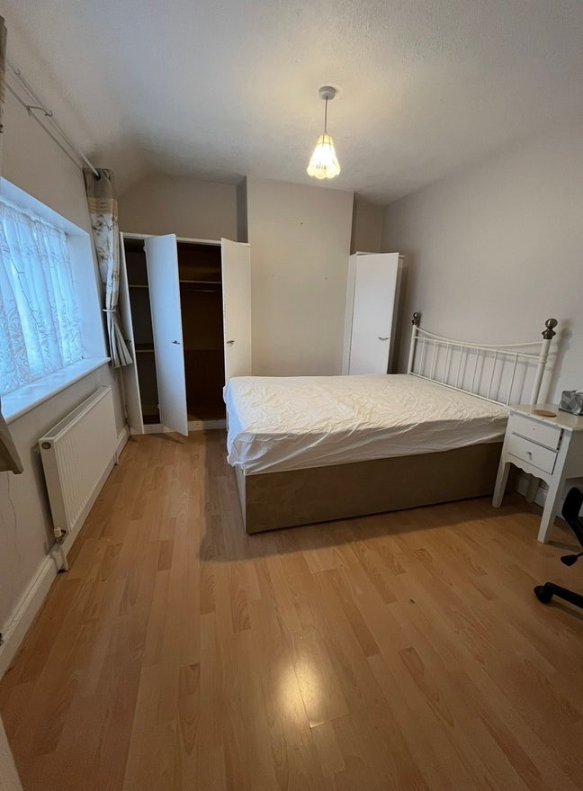 Double room for single professional in Hayes Main Photo