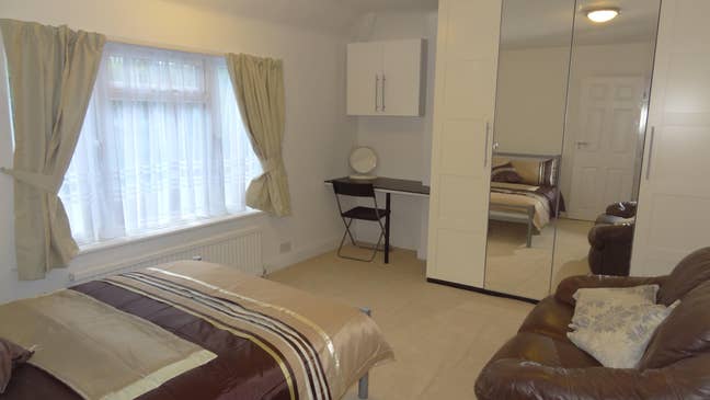 NW7 Mill Hill lovely double size room for female Main Photo