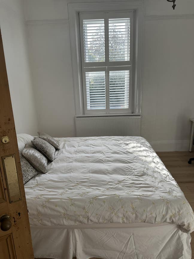 Excellent double room for rent Main Photo